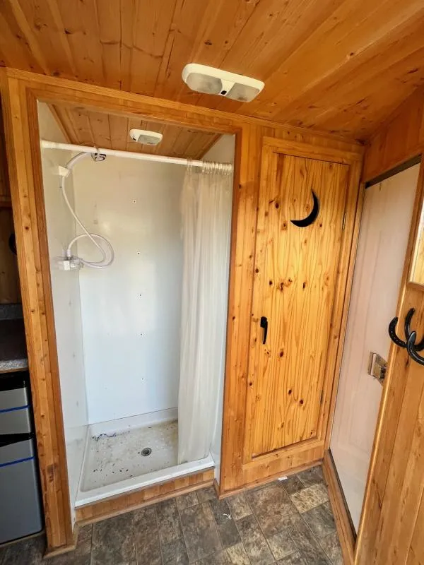 2004 Sundowner 3 Horse Weekender Horse Trailer - Image 8