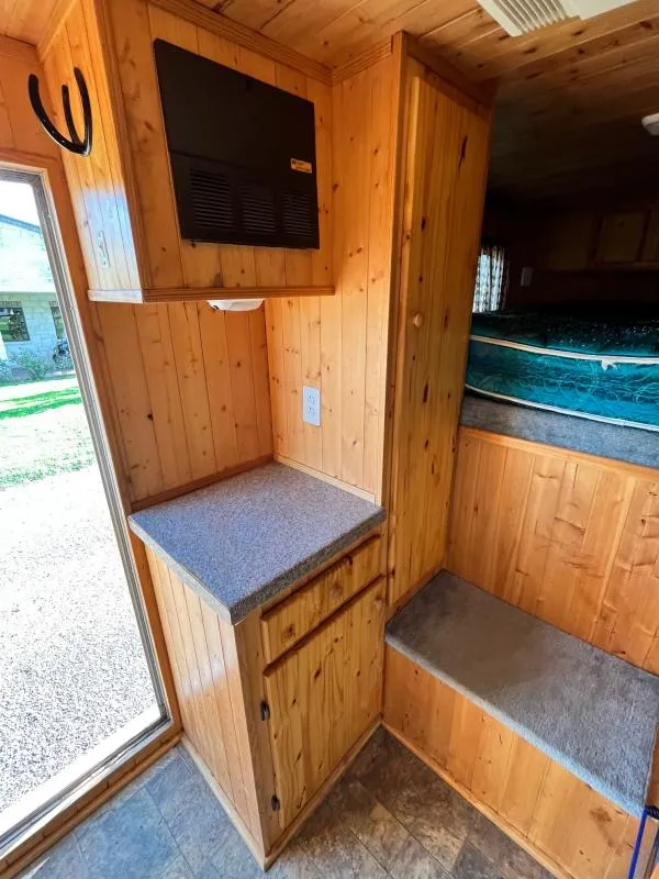 2004 Sundowner 3 Horse Weekender Horse Trailer - Image 6