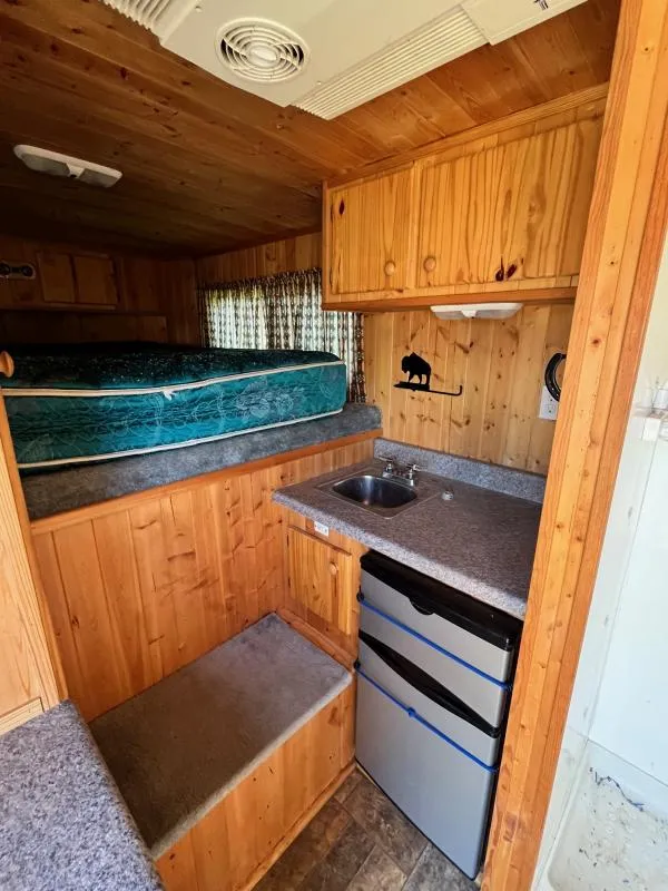 2004 Sundowner 3 Horse Weekender Horse Trailer - Image 9